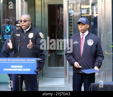 New York City, NY, USA. November 2024. Der Bürgermeister von New York, Eric Adams, und der Interim Police Commissioner Tom Donlon kündigen am 13. November 2024 das Programm „Drone as First Responder“ in New York an, um die Reaktionszeiten zu verkürzen und die Sicherheit der New Yorker im Central Park Precinct in Manhattan zu gewährleisten. Der stellvertretende NYPD-Kommissar Kaz Daughtry spricht mit der Menge. Die 67 10 neuesten Drohnen ''" zwei pro Befehl ''" werden ferngesteuert eingesetzt und fliegen autonom auf die exakte Länge aCredit 71 75 48 Stockfoto