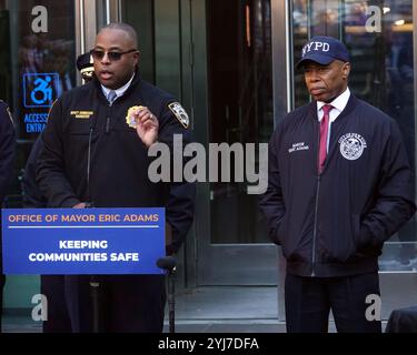 New York City, NY, USA. November 2024. Der Bürgermeister von New York, Eric Adams, und der Interim Police Commissioner Tom Donlon kündigen am 13. November 2024 das Programm „Drone as First Responder“ in New York an, um die Reaktionszeiten zu verkürzen und die Sicherheit der New Yorker im Central Park Precinct in Manhattan zu gewährleisten. Der stellvertretende NYPD-Kommissar Kaz Daughtry spricht mit der Menge. Die 67 10 neuesten Drohnen ''" zwei pro Befehl ''" werden ferngesteuert eingesetzt und fliegen autonom auf die exakte Länge aCredit 71 75 48 Stockfoto