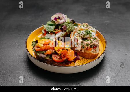 Verschiedene Gourmet-Sandwiches mit offenem Gesicht, frischen Belägen und essbaren Blumen für eine lebendige Atmosphäre Stockfoto