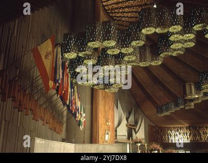 LAMPARAS Y BANDERAS ENCIMA DEL ALTAR EN EL INTERIOR DE LA BASILICA NUEVA DE LA VIRGEN DE GUADALUPE - FOTO AÑOS 90. AUTOR: PEDRO RAMIREZ VAZQUEZ (1919-2013). Lage: VILLA GUADALUPE. MEXIKO-STADT. CIUDAD DE MEXICO. Stockfoto