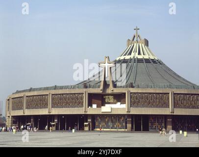 FACHADA DE LA BASILICA NUEVA DE LA VIRGEN DE GUADALUPE SE CONSAGRO EL 12 DE OCTUBRE DE 1976 - FOTO AÑOS 90. AUTOR: PEDRO RAMIREZ VAZQUEZ (1919-2013). Lage: VILLA GUADALUPE. MEXIKO-STADT. CIUDAD DE MEXICO. Stockfoto