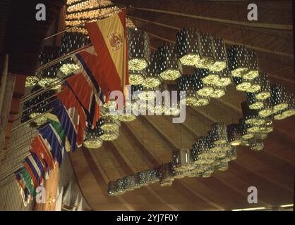 LAMPARAS Y BANDERAS ENCIMA DEL ALTAR EN EL INTERIOR DE LA BASILICA NUEVA DE LA VIRGEN DE GUADALUPE - FOTO AÑOS 90. AUTOR: PEDRO RAMIREZ VAZQUEZ (1919-2013). Lage: VILLA GUADALUPE. MEXIKO-STADT. CIUDAD DE MEXICO. Stockfoto