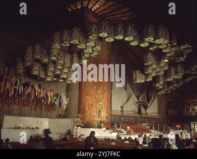 INNERE DE LA BASILICA NUEVA DE LA VIRGEN DE GUADALUPE - FOTO AÑOS 90. AUTOR: PEDRO RAMIREZ VAZQUEZ (1919-2013). Lage: VILLA GUADALUPE. MEXIKO-STADT. CIUDAD DE MEXICO. Stockfoto