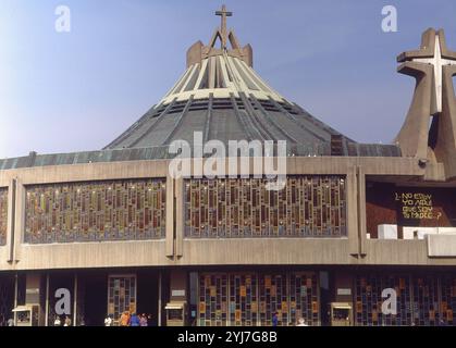 FACHADA DE LA BASILICA NUEVA DE LA VIRGEN DE GUADALUPE SE CONSAGRO EL 12 DE OCTUBRE DE 1976 - FOTO AÑOS 90. AUTOR: PEDRO RAMIREZ VAZQUEZ (1919-2013). Lage: VILLA GUADALUPE. MEXIKO-STADT. CIUDAD DE MEXICO. Stockfoto