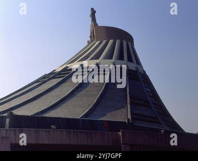 DETALLE DE LA CUPULA DE LA BASILICA NUEVA DE LA VIRGEN DE GUADALUPE SE CONSAGRO EL 12 DE OCTUBRE DE 1976 - FOTO AÑOS 90. AUTOR: PEDRO RAMIREZ VAZQUEZ (1919-2013). Lage: VILLA GUADALUPE. MEXIKO-STADT. CIUDAD DE MEXICO. Stockfoto