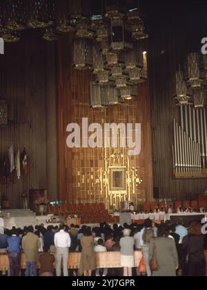 CELEBRACION DE UNA MISA EN EL INTERIOR DE LA BASILICA NUEVA DE LA VIRGEN DE GUADALUPE - FOTO AÑOS 90. AUTOR: PEDRO RAMIREZ VAZQUEZ (1919-2013). Lage: VILLA GUADALUPE. MEXIKO-STADT. CIUDAD DE MEXICO. Stockfoto