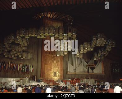 CELEBRACION DE UNA MISA EN EL INTERIOR DE LA BASILICA NUEVA DE LA VIRGEN DE GUADALUPE - FOTO AÑOS 90. AUTOR: PEDRO RAMIREZ VAZQUEZ (1919-2013). Lage: VILLA GUADALUPE. MEXIKO-STADT. CIUDAD DE MEXICO. Stockfoto