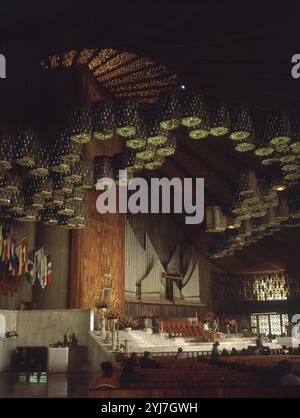 INNERE DE LA BASILICA NUEVA DE LA VIRGEN DE GUADALUPE - FOTO AÑOS 90. AUTOR: PEDRO RAMIREZ VAZQUEZ (1919-2013). Lage: VILLA GUADALUPE. MEXIKO-STADT. CIUDAD DE MEXICO. Stockfoto