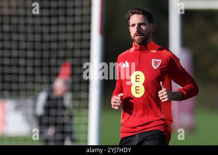 Cardiff, Großbritannien. November 2024. Joe Allen aus Wales während des Trainings der walisischen Fußballmannschaft in Hensol, Vale of Glamorgan in Südwales am Mittwoch, den 13. November 2024. Das Team trainiert vor den bevorstehenden Spielen der UEFA Nations League gegen die Türkei und Island. bild von Andrew Orchard/Alamy Live News Stockfoto