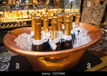 Flaschen Champagner in einem Eiskübel im L'oscar Hotel, London Stockfoto