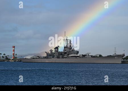 Hawaii, USA. November 2024. Ein Regenbogen über dem Schlachtschiff Missouri Memorial, von einem NAVSUP FLC Pearl Harbor Pier an Bord der Joint Base Pearl Harbor Hickam aus gesehen. (Kreditbild: © U.S. Navy/ZUMA Press Wire) NUR REDAKTIONELLE VERWENDUNG! Nicht für kommerzielle ZWECKE! Stockfoto