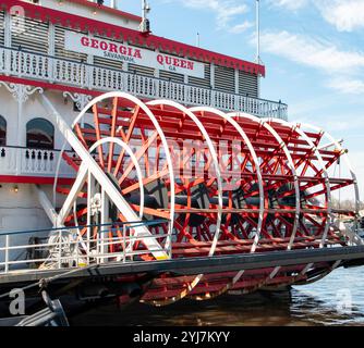 Savannah, Georgia, USA - 20. Februar 2024: Ein großes Schaufelrad dreht langsam auf der Georgia Queen, die in Savannah unter hellem Himmel vertäut ist. Stockfoto