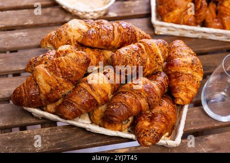 Frische knusprige Croissants am Tisch Stockfoto