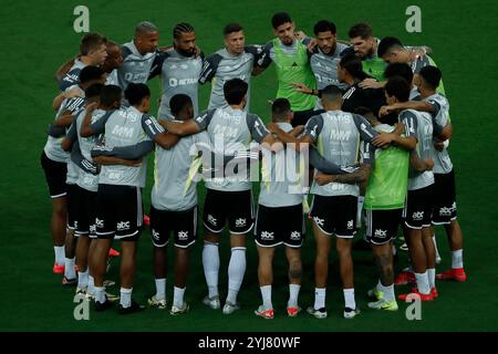 Rio de Janeiro, Brasilien. November 2024. Spieler von Atletico Mineiro, vor dem Spiel zwischen Flamengo und Atletico Mineiro, für die brasilianische Serie A 2024, am 13. November 2024 im Maracana Stadium in Rio de Janeiro Foto: Nadine Freitas/DiaEsportivo/Alamy Live News Credit: DiaEsportivo/Alamy Live News Stockfoto