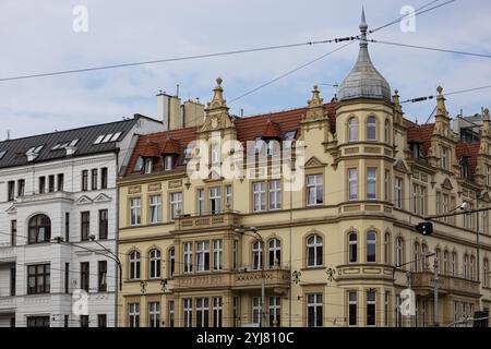 Historische europäische Architektur mit kunstvoller Fassade mit Türmen und rotem Dach im Stadtbild, klassische Designelemente städtischer Gebäude aus dem 19. Jahrhundert Stockfoto