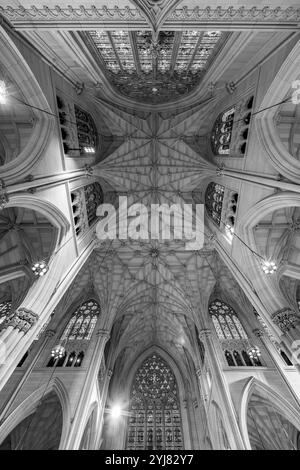 New York, USA - 15. Oktober 2023: St. Patrick's Cathedral. Neogotische Architektur katholischer Chruch. Weitwinkelansicht innen. Stockfoto