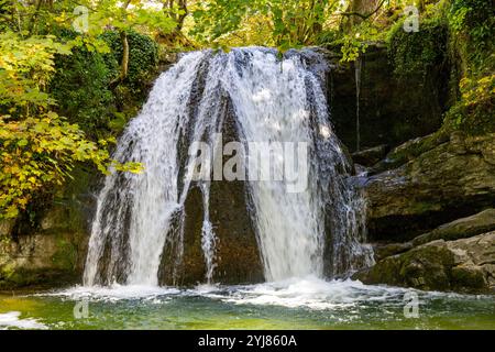 Janets Foss Wasserfall in der Nähe von Malham Village im Yorkshire Dales National Park, Yorkshire, England, Großbritannien, 2024 Stockfoto