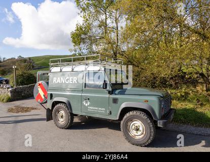 Yorkshire Dales National Park Authority Ranger 4x4 Landrover Defender Fahrzeug in der Nähe von Malham Village, Yorkshire, England, UK, 2024 Stockfoto