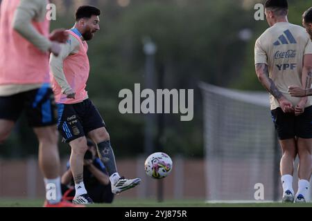 Ezeiza, Argentinien - 12. November 2024: Die argentinische Fußballnationalmannschaft hielt in ihrem Ezeiza-Komplex eine Trainingseinheit ab, in der wichtige Spieler spielten Stockfoto