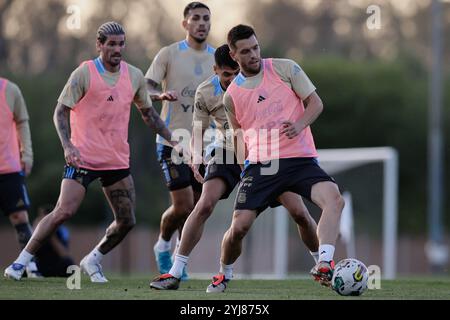 Ezeiza, Argentinien - 12. November 2024: Die argentinische Fußballnationalmannschaft hielt in ihrem Ezeiza-Komplex eine Trainingseinheit ab, in der wichtige Spieler spielten Stockfoto