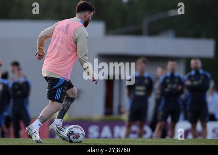 Ezeiza, Argentinien - 12. November 2024: Die argentinische Fußballnationalmannschaft hielt in ihrem Ezeiza-Komplex eine Trainingseinheit ab, in der wichtige Spieler spielten Stockfoto