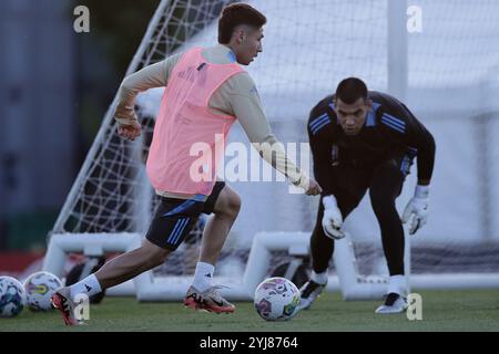 Ezeiza, Argentinien - 12. November 2024: Die argentinische Fußballnationalmannschaft hielt in ihrem Ezeiza-Komplex eine Trainingseinheit ab, in der wichtige Spieler spielten Stockfoto