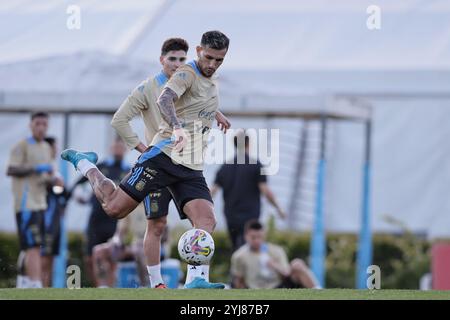 Ezeiza, Argentinien - 12. November 2024: Die argentinische Fußballnationalmannschaft hielt in ihrem Ezeiza-Komplex eine Trainingseinheit ab, in der wichtige Spieler spielten Stockfoto