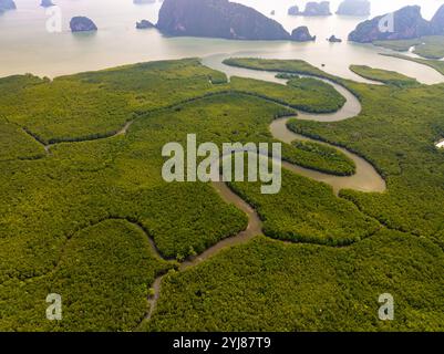 Luftaufnahme Drohne Aufnahme von Sametnangshe Landschaftsansicht in Phang-nga Thailand schönes Meer erstaunliche Landschaft Naturblick Stockfoto