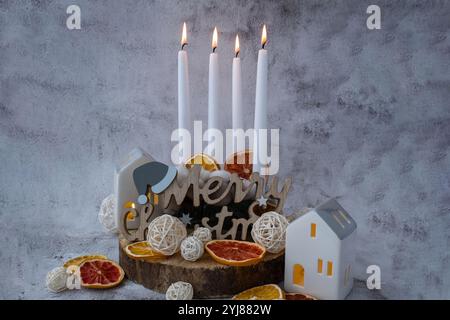 Frohe Weihnachten Holzbotschaft Neujahr und Weihnachtsvorbereitung. Vier Wochen Adventskerzen auf dem Tisch. Handgefertigte umweltfreundliche Einrichtung. Nachhaltige Weihnachtsdekoration. Kopierbereich Stockfoto