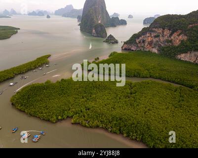 Luftaufnahme Drohne Aufnahme von Sametnangshe Landschaftsansicht in Phang-nga Thailand schönes Meer erstaunliche Landschaft Naturblick Stockfoto