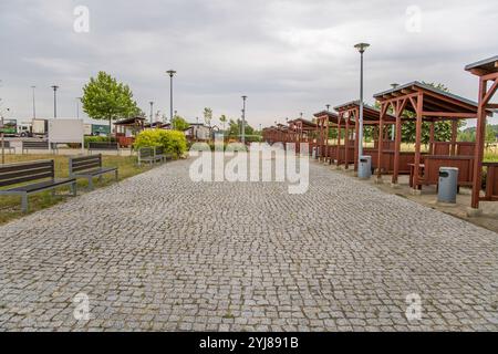 Warschau, Polen – 1. Juli 2023: Rastplatz mit Picknicktisch unter einem Dach. Stockfoto