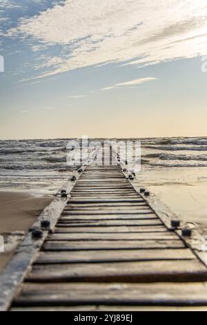 Lange Pier Boardwalk führt auf die Ostsee, Sonnenaufgang weit hinaus. Stockfoto