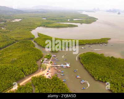 Luftaufnahme Drohne Aufnahme von Sametnangshe Landschaftsansicht in Phang-nga Thailand schönes Meer erstaunliche Landschaft Naturblick Stockfoto