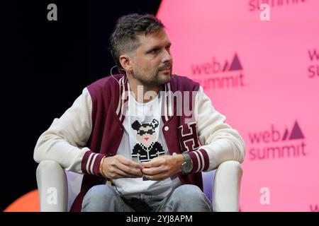 Lisboa, Portugal. November 2024. Nik Hirschi, Mitgründer und CEO von Supercar Blondie Companies, spricht am zweiten Tag des WEB SUMMIT 2024 in Lissabon.Portugal. 11.13/2024 Credit: Brazil Photo Press/Alamy Live News Stockfoto