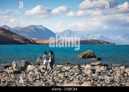 Touristen genießen die Aussicht rund um den Tekapo-See. Stockfoto