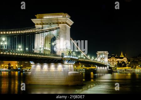 Kettenbrücke leuchtet unter dem Nachthimmel in Budapest, Ungarn Stockfoto