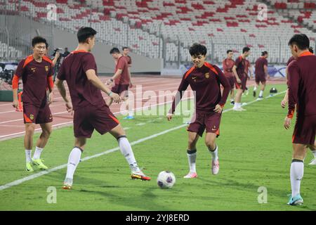 Riffa, Bahrain. November 2024. Spieler der chinesischen Fußballnationalmannschaft der Männer nehmen am 13. November 2024 in Riffa (Bahrain) an einem Training für das kommende Spiel der FIFA-Weltmeisterschaft 2026 in Asien Teil. Quelle: Wang Haizhou/Xinhua/Alamy Live News Stockfoto