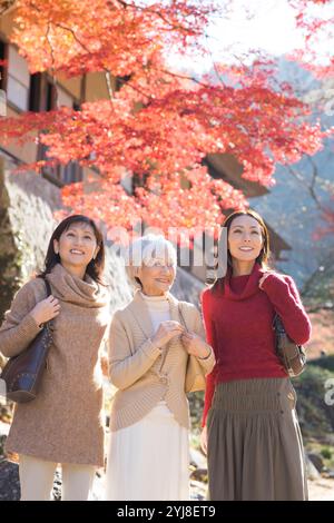 Drei Generationen von Frauen genießen Herbstlaub-Peeping Stockfoto