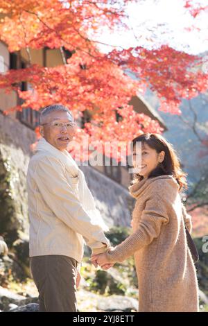 Paare mittleren Alters und ältere Paare genießen Herbstlaub-Peeping Stockfoto