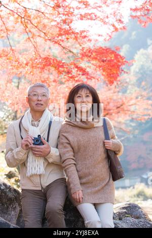 Paare mittleren Alters und ältere Paare genießen Herbstlaub-Peeping Stockfoto