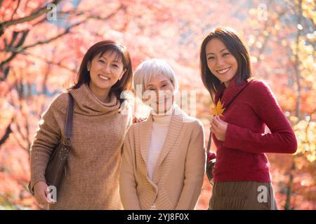 Drei Generationen von Frauen genießen Herbstlaub-Peeping Stockfoto