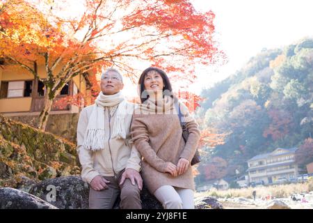 Paare mittleren Alters und ältere Paare genießen Herbstlaub-Peeping Stockfoto