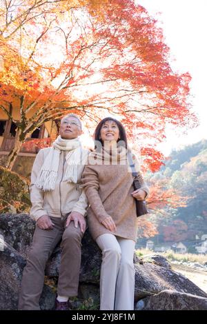 Paare mittleren Alters und ältere Paare genießen Herbstlaub-Peeping Stockfoto