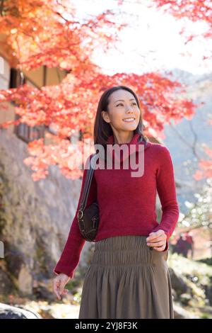 Frauen genießen Herbstlaub-Peeping Stockfoto