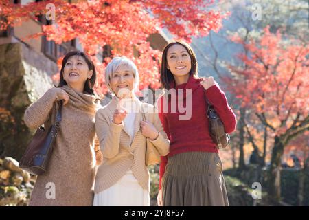 Drei Generationen von Frauen genießen Herbstlaub-Peeping Stockfoto