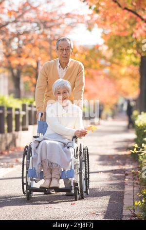 Seniorenpaar im Rollstuhl Stockfoto