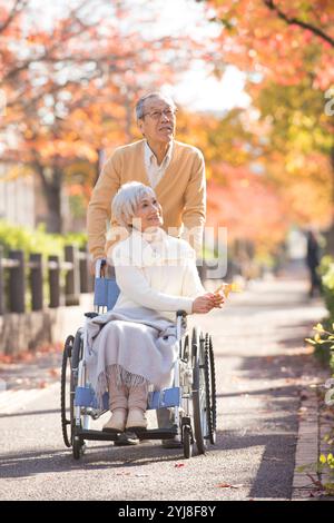 Seniorenpaar im Rollstuhl Stockfoto