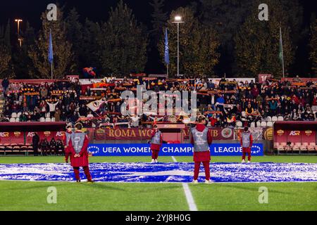 Roma, Italien. November 2024. Roma, Italien Unterstützer der AS Roma während des Spiels der UEFA Women's Champions League zwischen AS Roma und Olympique Lyonnais im Stadio Tre Fontane in Rom, Italien. (Pauline FIGUET/SPP) Credit: SPP Sport Press Photo. /Alamy Live News Stockfoto