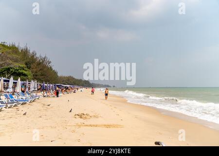 Prachuap Khiri Khan, Thailand, 1. Februar 2020, Umgebung des weißen Sandes und des Strandes zum Entspannen und Genießen von Reisenden oder Menschen, die für Urlaub kamen Stockfoto