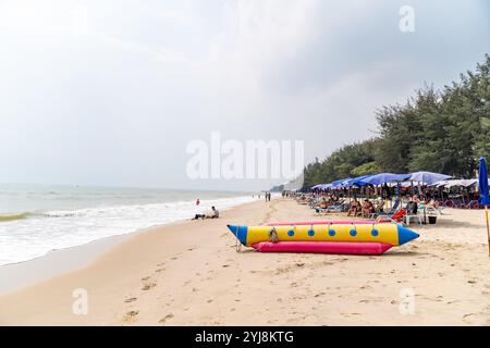 Prachuap Khiri Khan, Thailand, 1. Februar 2020, Umgebung des weißen Sandes und des Strandes zum Entspannen und Genießen von Reisenden oder Menschen, die für Urlaub kamen Stockfoto